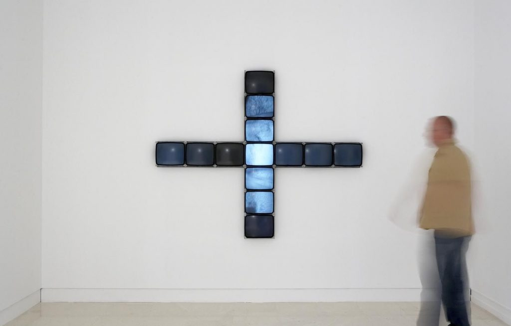 Restoration and digitization of the piece Between 1 and 0 by Gary Hill.