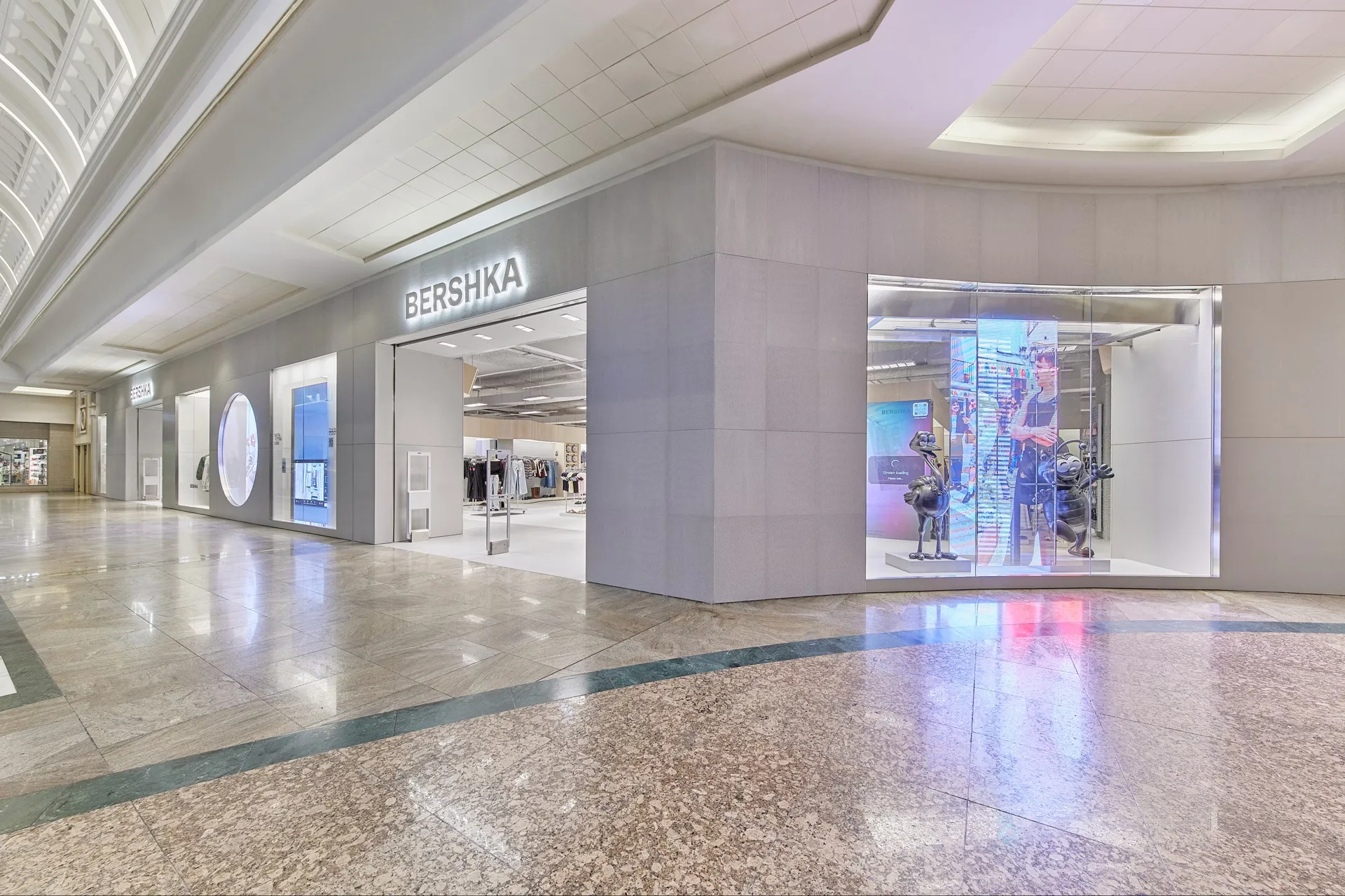 Design, construction and programming of a motorized system of transparent LED screens for the Bershka store in Trafford Centre, Manchester. Client: LightSound Group.